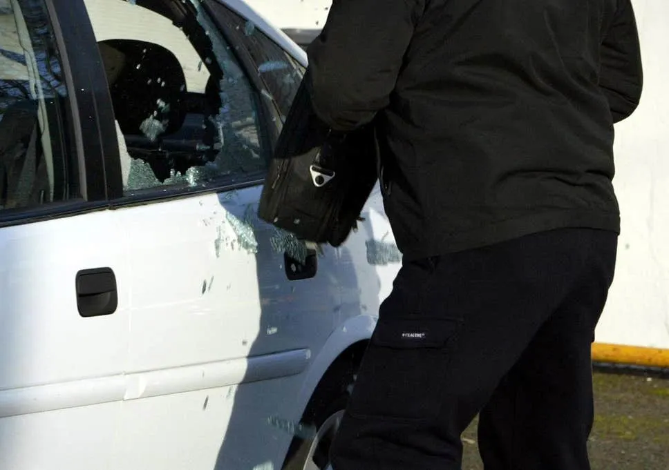 Hoț din mașini, reținut de polițiști