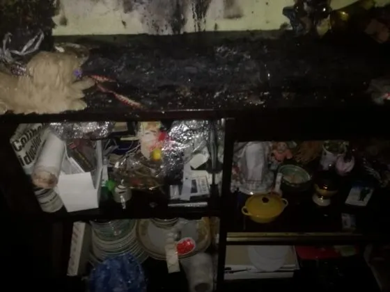 Erau să ardă de la o candelă uitată pe mobilier (FOTO)
