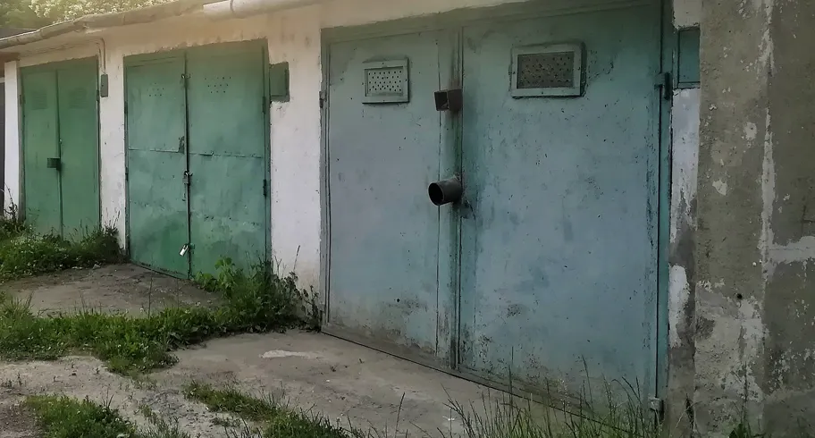 Proprietarii garajelor construite ilegal în Roman, notificați să le demoleze
