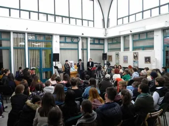 Elevi din trei licee au umplut cupola Bibliotecii Județene la întâlnirea cu Mădălina Mantu și Mihăiță Macoveanu