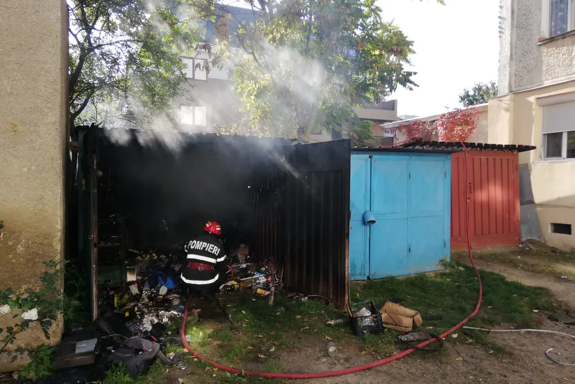 A sudat și a dat foc la garaj