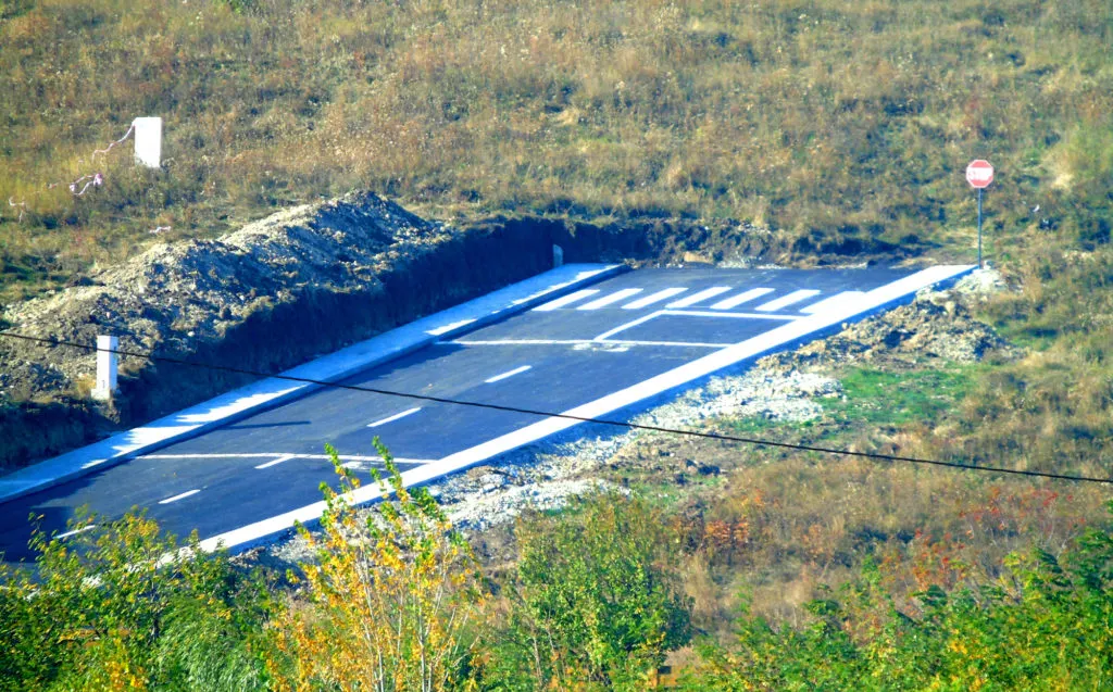 Strada care duce nicăieri, ”cu trecere de pietoni pentru lăcuste și STOP pentru iepurași” (FOTO)