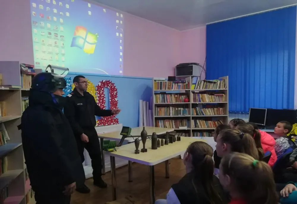 Elevii din școlile nemțene s-au întâlnit cu pirotehniștii Inspectoratului pentru Situații de Urgență Petrodava