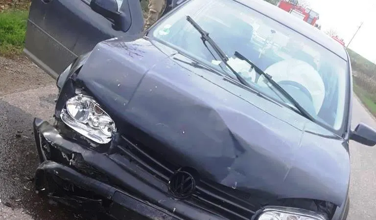 Trei persoane rănite după o coliziune între un microbuz și un autoturism (FOTO)
