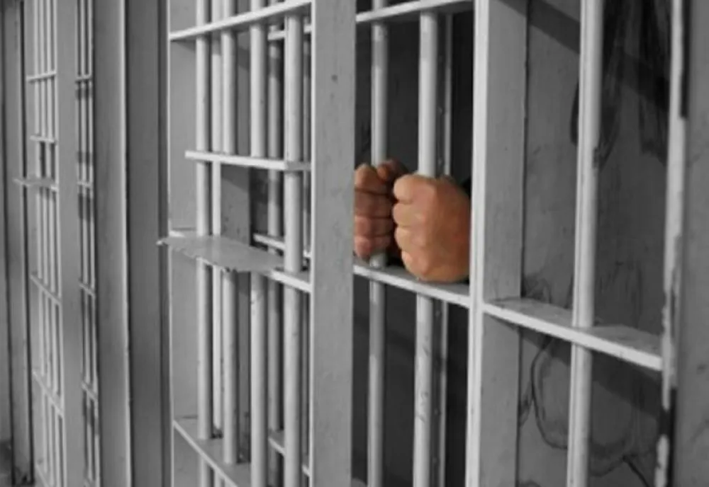 Patru persoane, condamnate la închisoare, depistate de polițiști