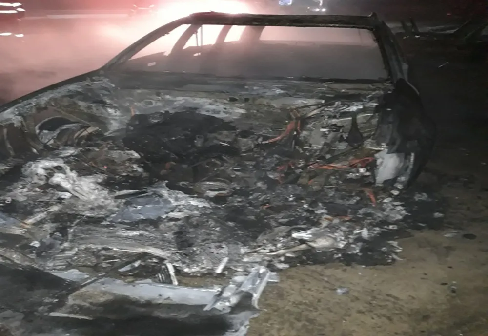 Mașină incendiată intenționat în Neamț (FOTO)