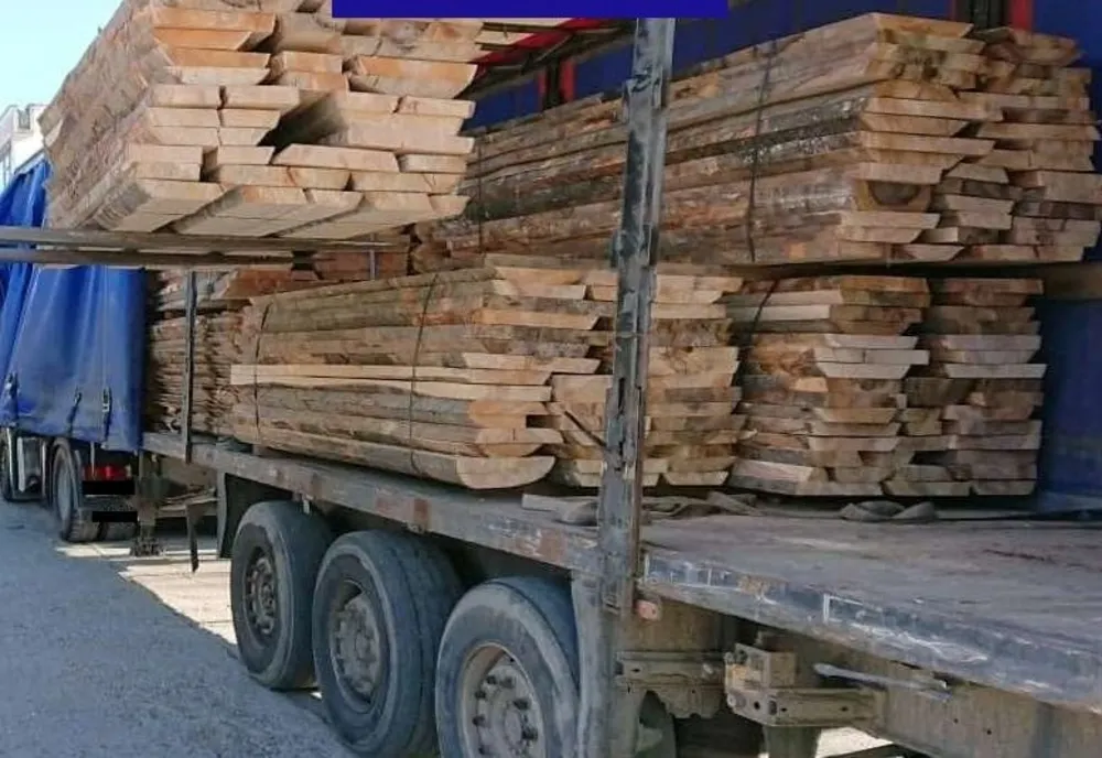 Prins transportând zeci de metri cubi de cherestea fără acte