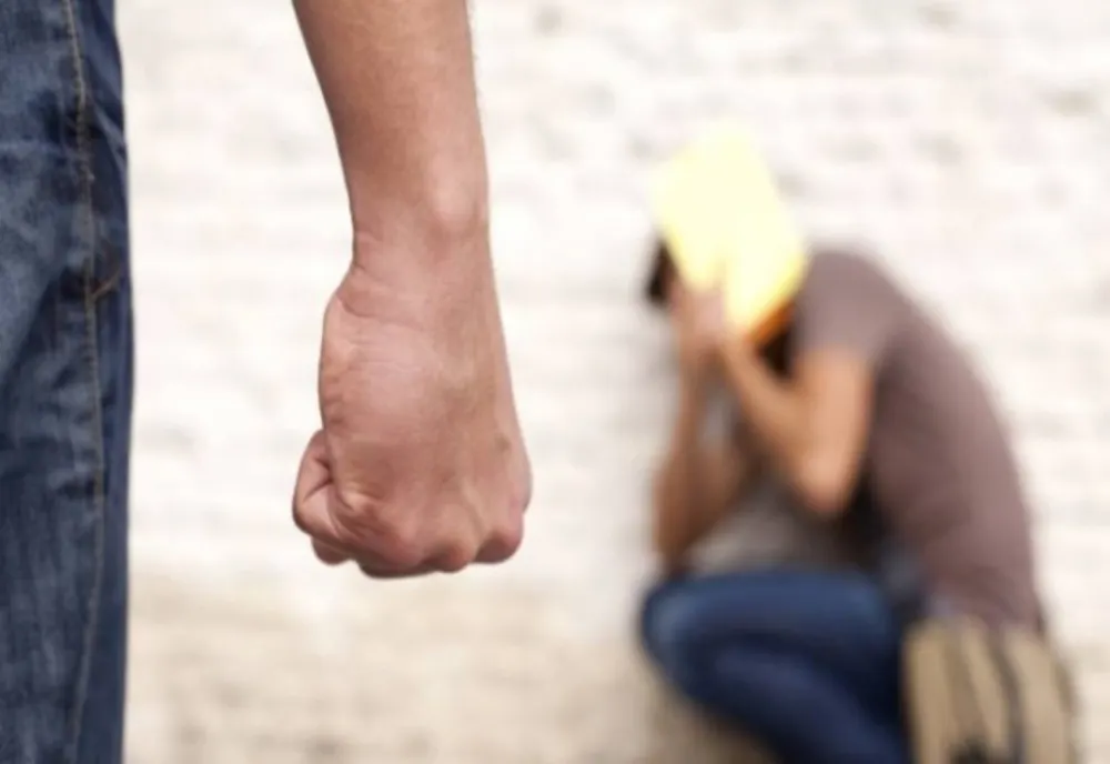 Bărbat bătut pe un teren viran. Agresorul, în arest la domiciliu