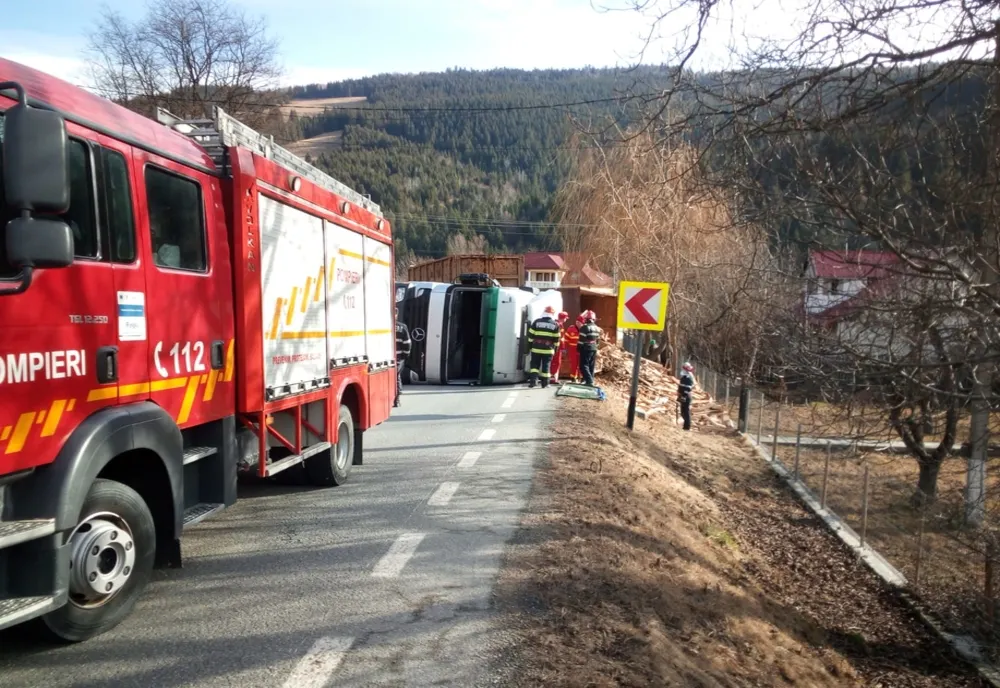 Un șofer din Mureș s-a răsturnat cu TIR-ul în Neamț (FOTO)
