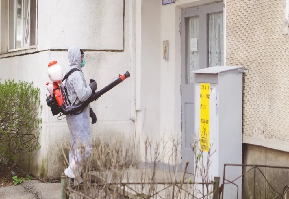 În Roman se vor dezinfecta scările de bloc și se vor amplasa preșuri cu dezinfectant la intrari