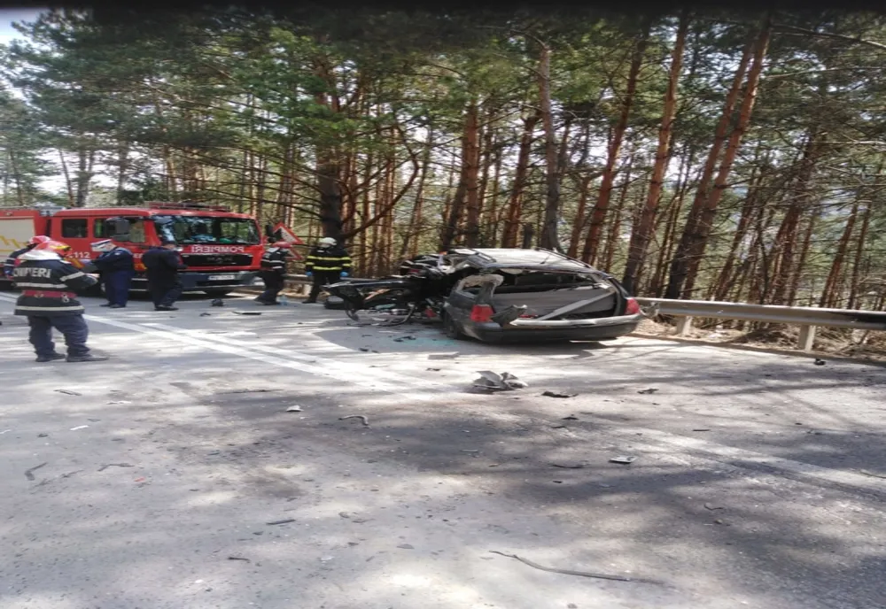 Accident cu victimă încarcerată în Poiana Teiului (FOTO)