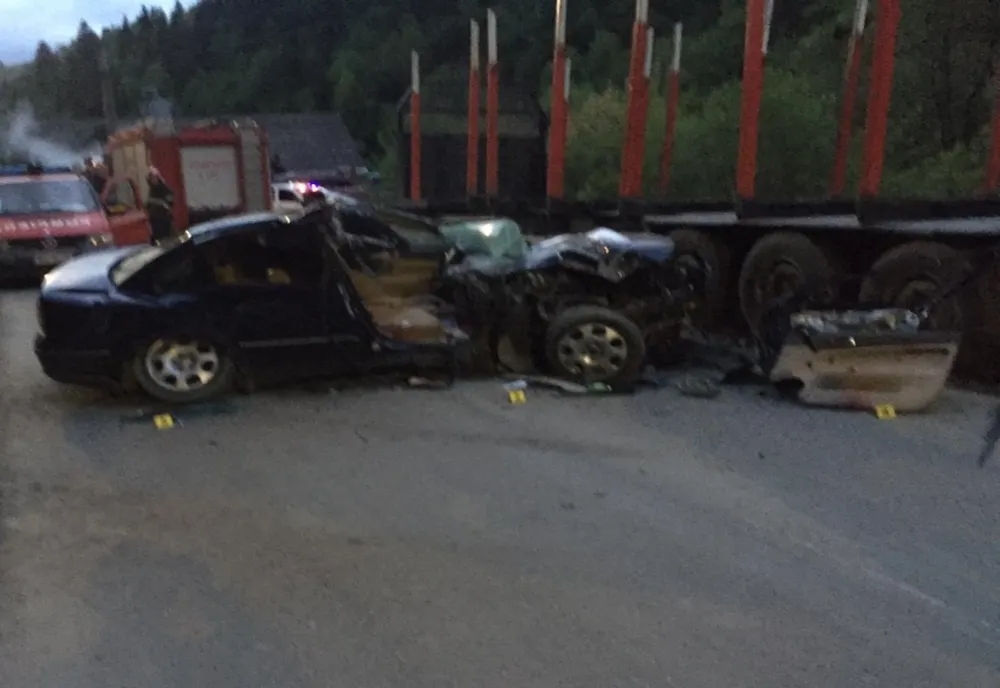 Un tânăr a murit, iar altul este în spital în urma unui accident rutier. Șoferul era beat (FOTO)