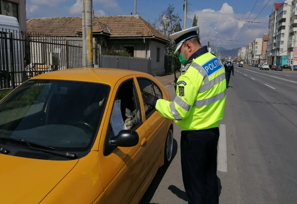 Alte două dosare penale pentru doi bărbați care s-au folosit de adeverințe de angajator completate în fals pentru a circula