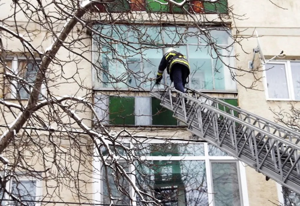 Bătrână găsită fără suflare într-un apartament din Roman