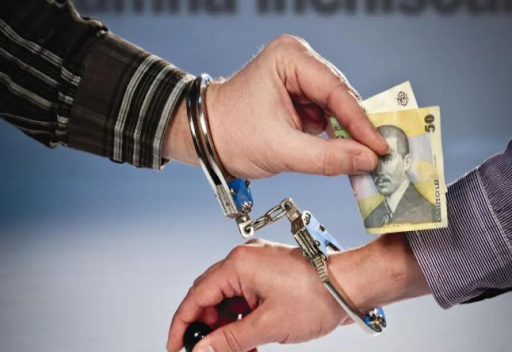 Șpagă pentru falsificarea unui dosar de pensie