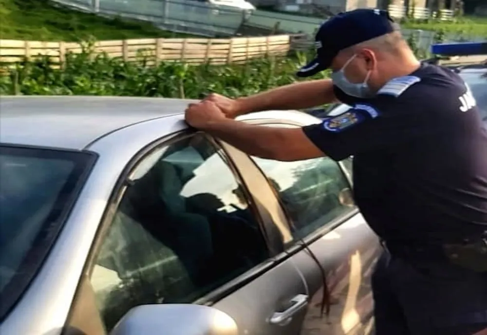 Un băiețel de 2 ani, blocat în mașină a fost scos în siguranță de jandarmii montani din Durău