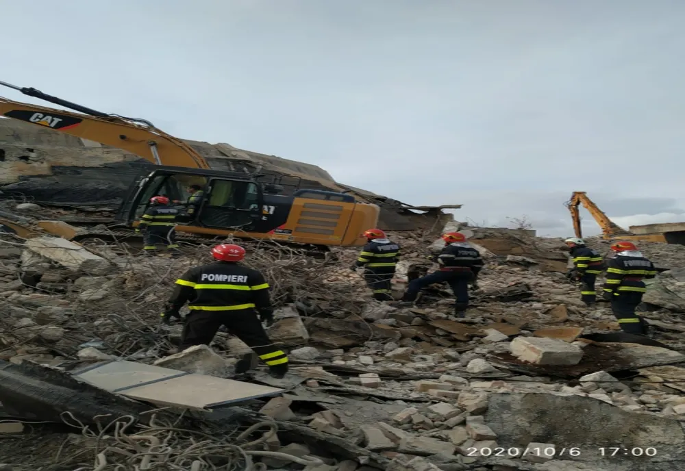 Intervenție contra cronomentru a salvatorilor nemțeni pentru a scoate un bărbat de sub un zid prăbușit!