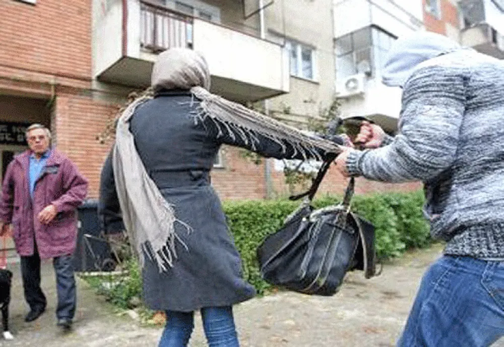 Bătrână tâlhărită în fața ușii de două tinere
