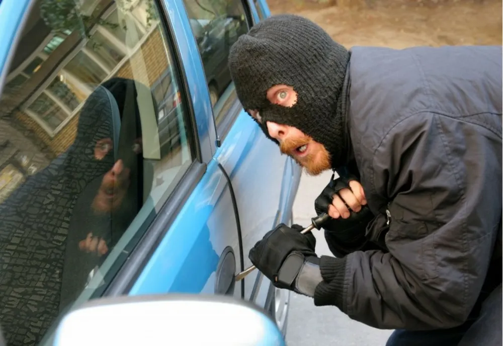 Hoțul de mașini din Iași, arestat preventiv
