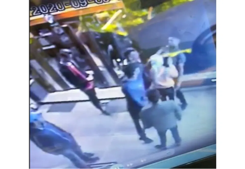 Polițiștii solicită ajutorul cetățenilor pentru identificarea unor tineri violenți