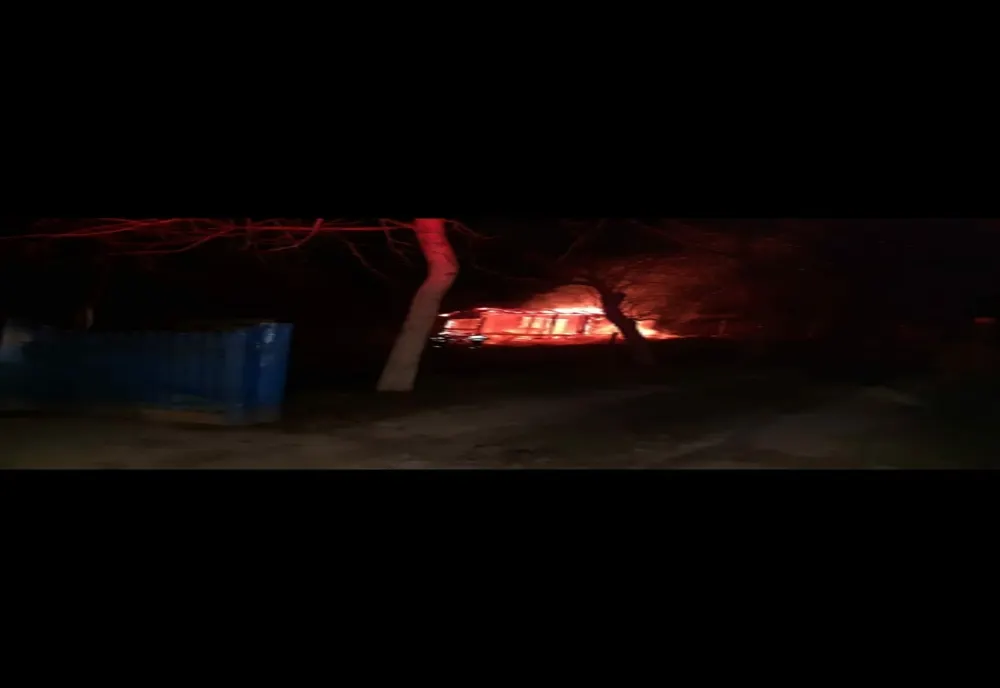 Casă incendiată intenționat în Almaș! Salvatorii au scos din flăcări un cățel