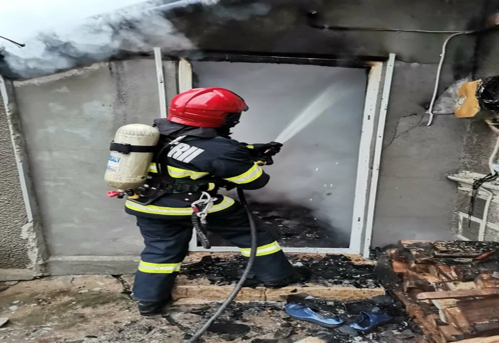 Bucătărie făcută scrum! Incendiul a pornit din cauza coșului de fum