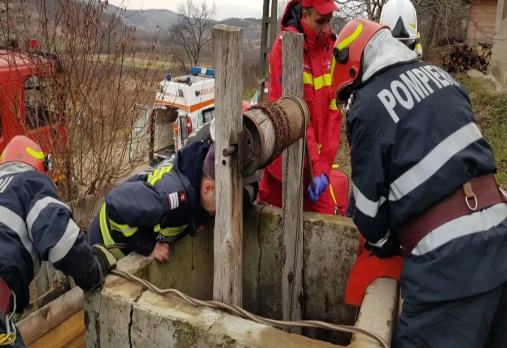 Bărbat căzută într-o fântână, salvat de pompierii nemțeni