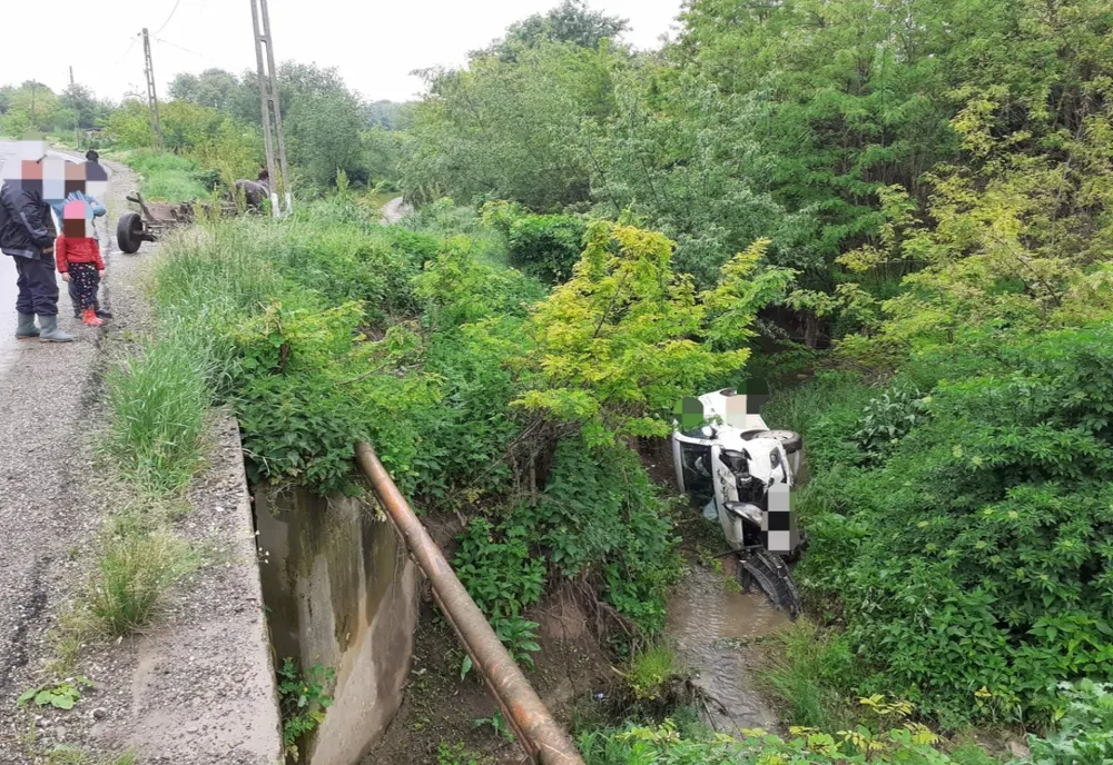 Un autoturism condus de un bărbat în vârstă de 36 ani, a plonjat într-o râpă adâncă de 4 metri 