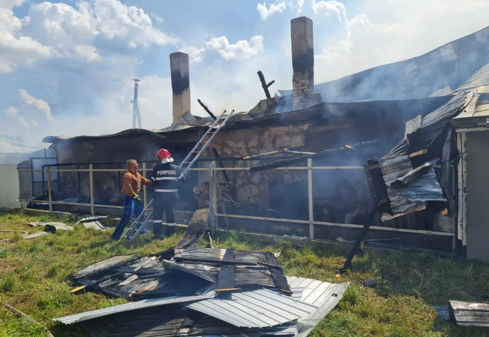 Două persoane au ajuns la spital cu arsuri, în urma unui incendiu