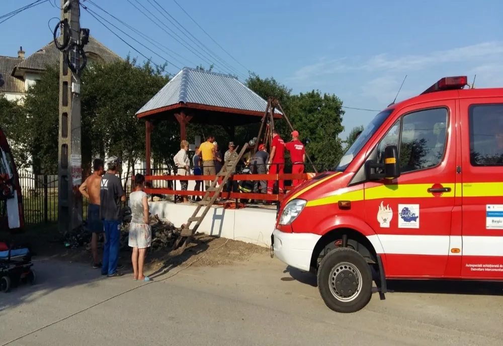 Bărbat căzut în fântână, salvat de pompieri 