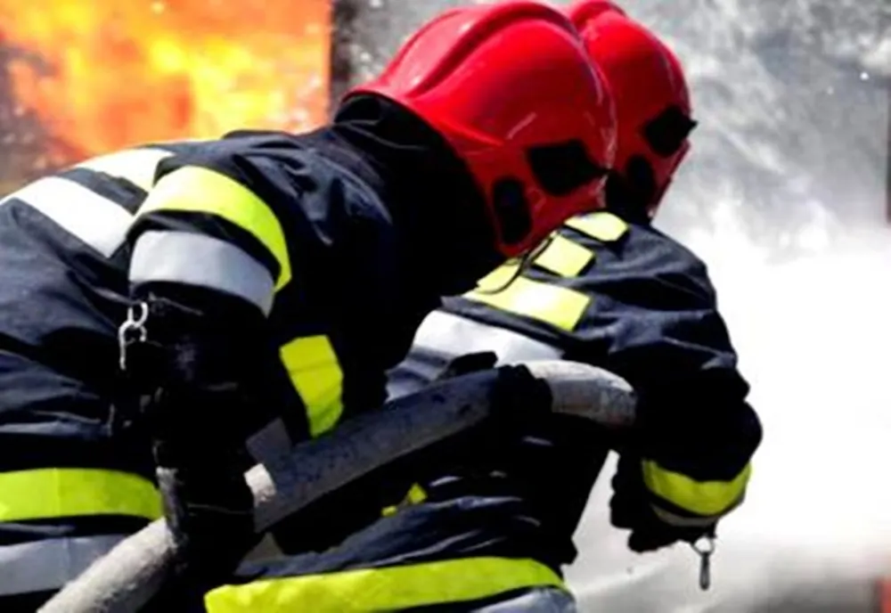 Cancelaria unei școli din Neamț a luat foc! De la ce a pornit incendiul