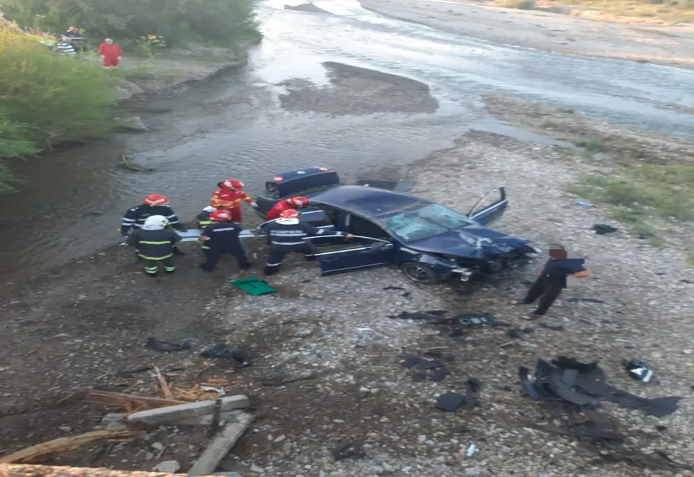Accident grav în Neamț! O mașină a ajuns în albia râului Cracău- FOTO
