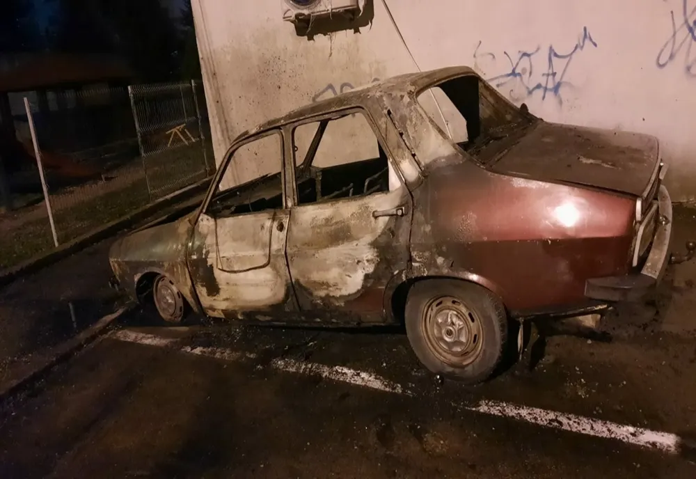 FOTO-Mașină incendiată intenționat pe o stradă din Piatra-Neamț