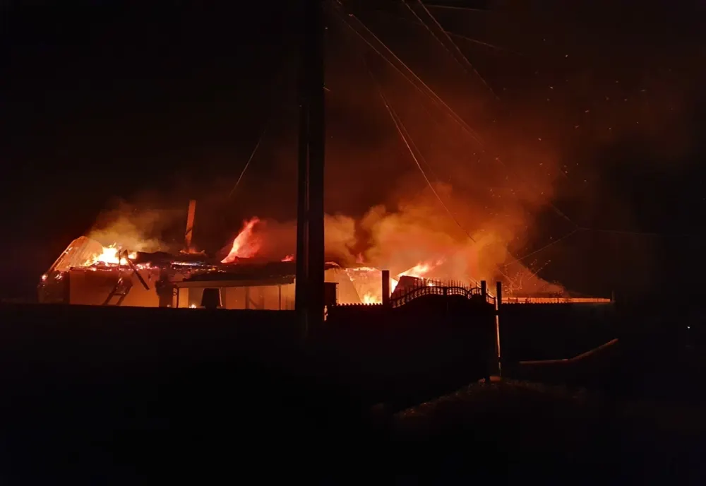 Incendiu cu risc de extindere în localitatea Oglinzi
