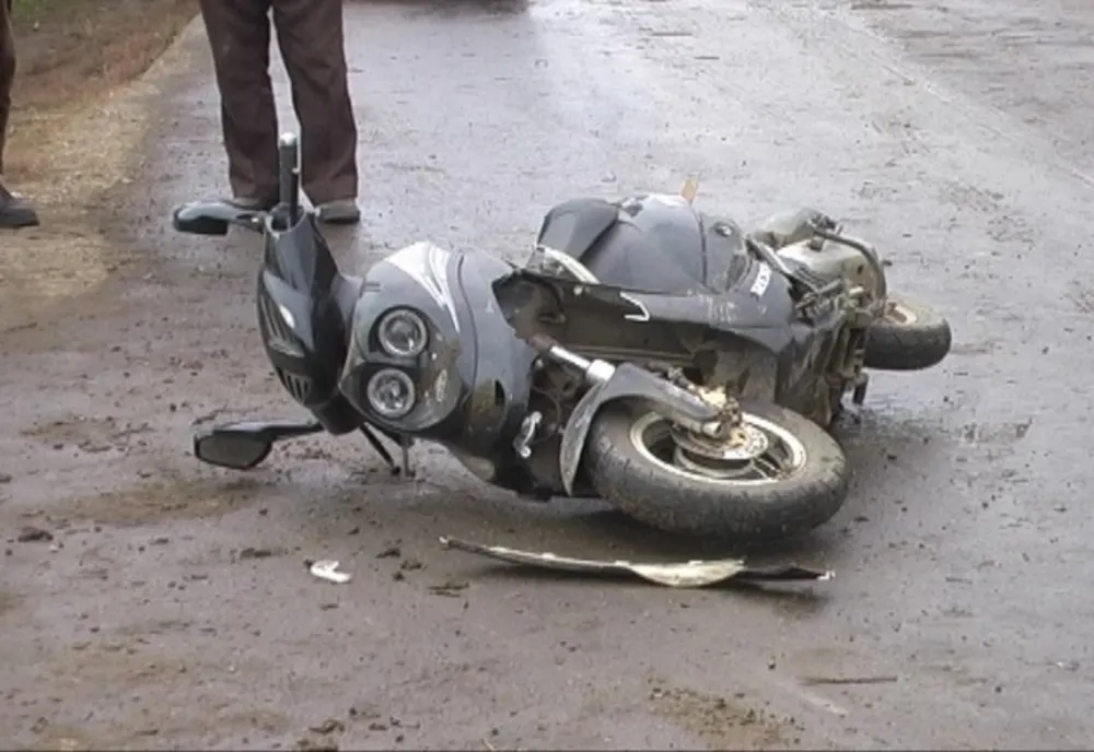 Atât de beat că a căzut de pe moped! Acum are și dosar penal