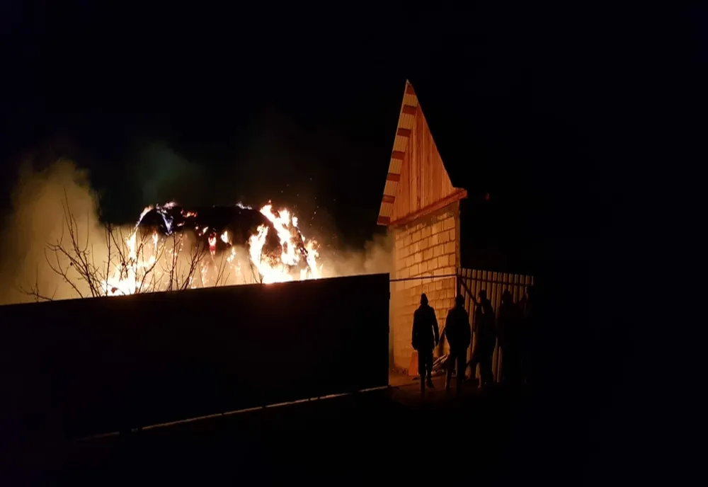 Incendiu de proporții la Ciurea. Au ars peste 100 de tone de plante furajere