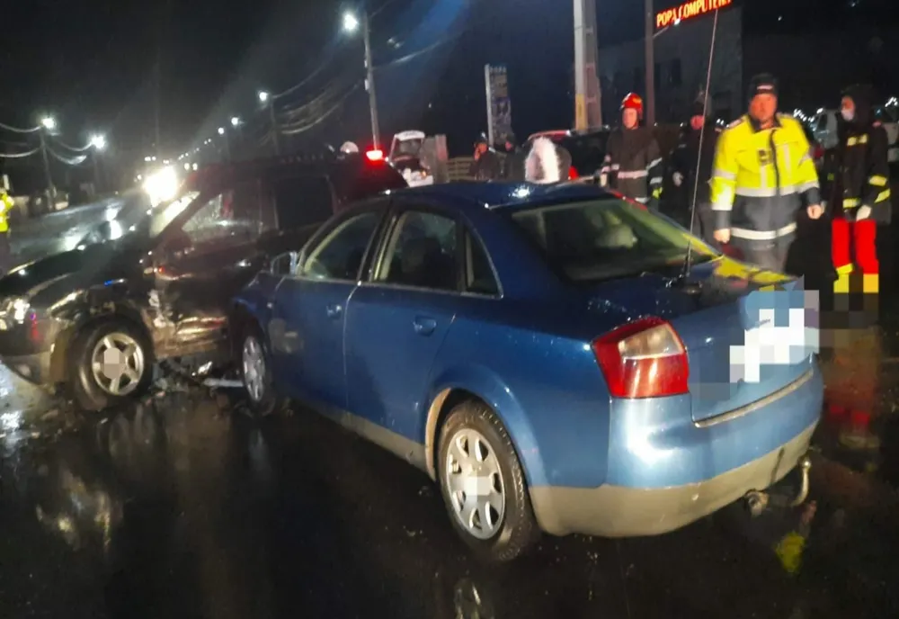 O tânără a ieșit din parcarea unui hotel fără să se asigure și a provocat un accident rutier