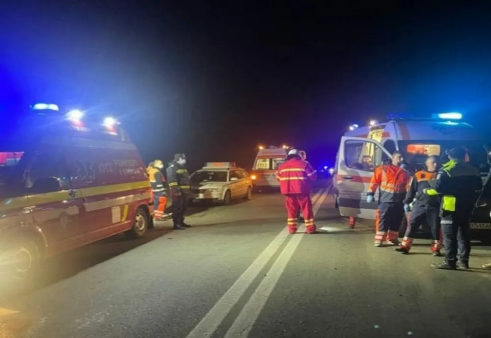 A pierdut controlul asupra direcţiei de mers şi s-a oprit cu mașina într-o semiremorcă parcată