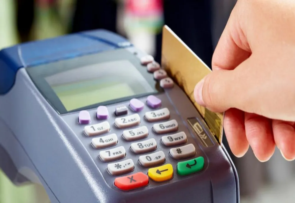 Trei ani și 5 luni de închisoare pentru că a plătit cu un card care nu-i aparținea