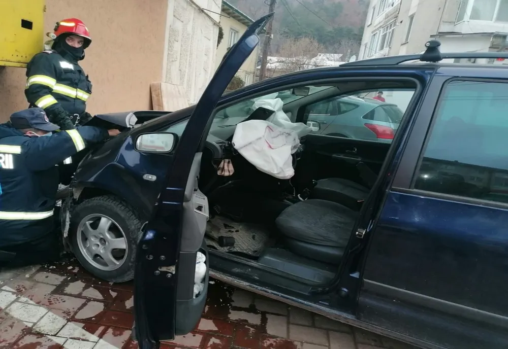 Un șofer s-a izbit cu mașina de peretele unui bloc din Târgu Neamț