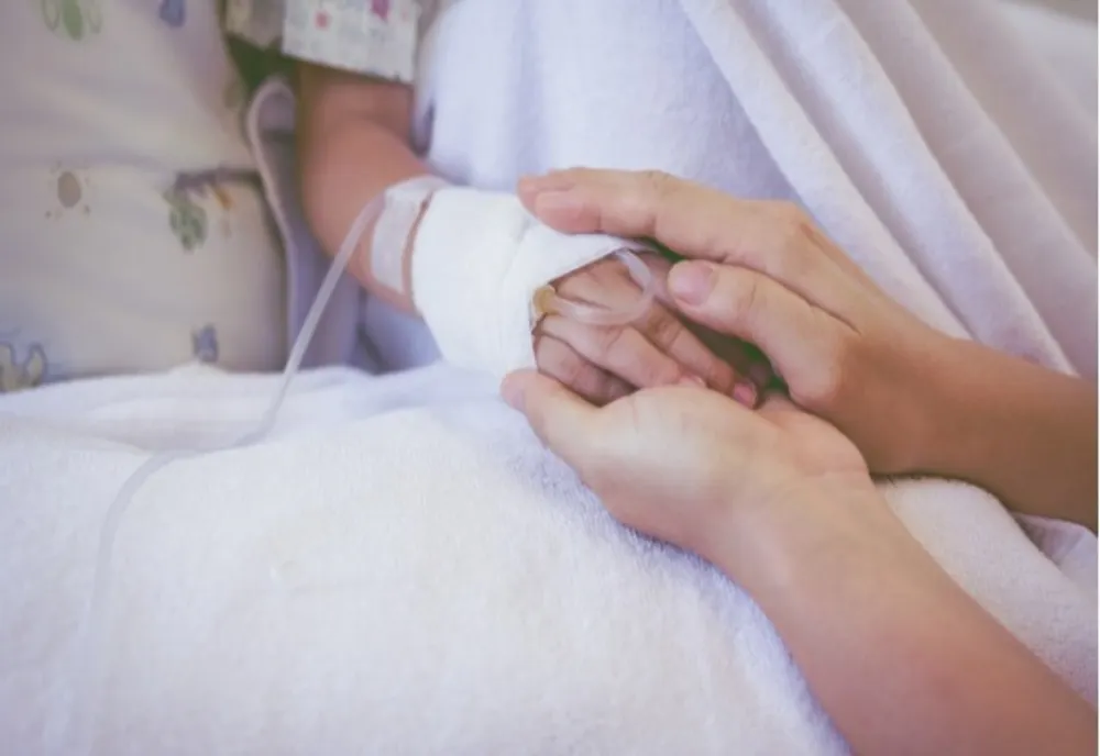 Micuțul, bătut de părinți, a intrat în moarte cerebrală