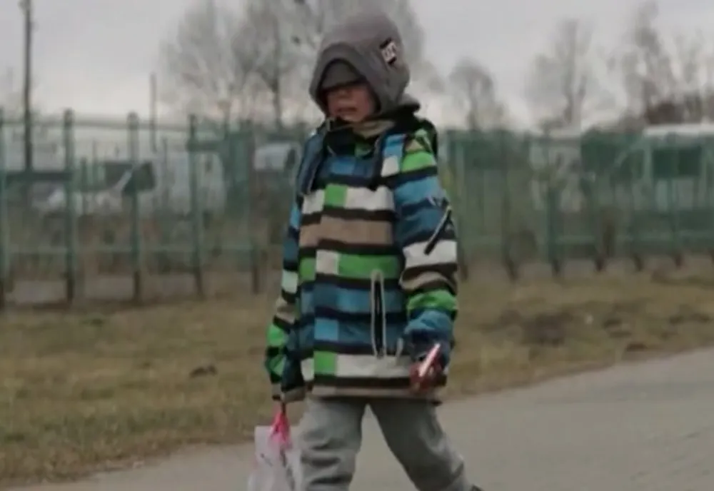 VIDEO – Sfâșietor! Un copil de 5 ani trece singur, plângând, granița dintre Ucraina și Polonia 