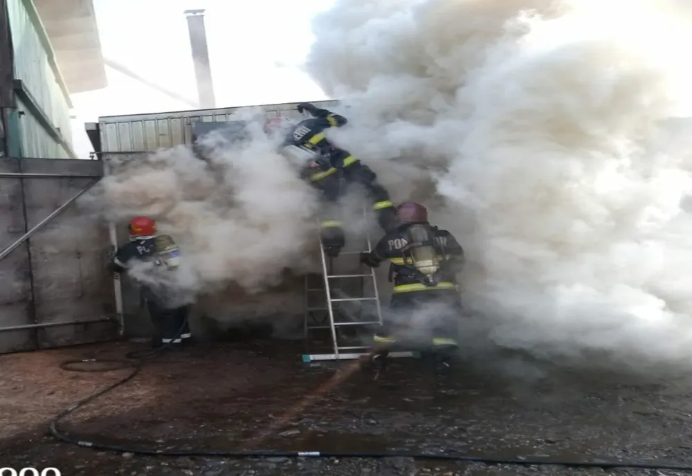 Intervenție dificilă a pompierilor nemțeni la un incendiu izbucnit la un operator economic