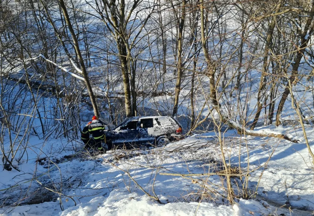 Un bărbat s-a răsturnat cu mașina într-o râpă de lângă un drum forestier