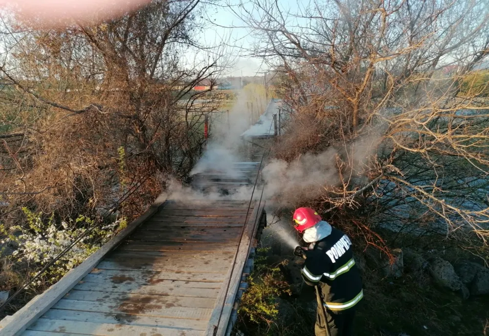 Puntea peste râul Ozana a luat foc