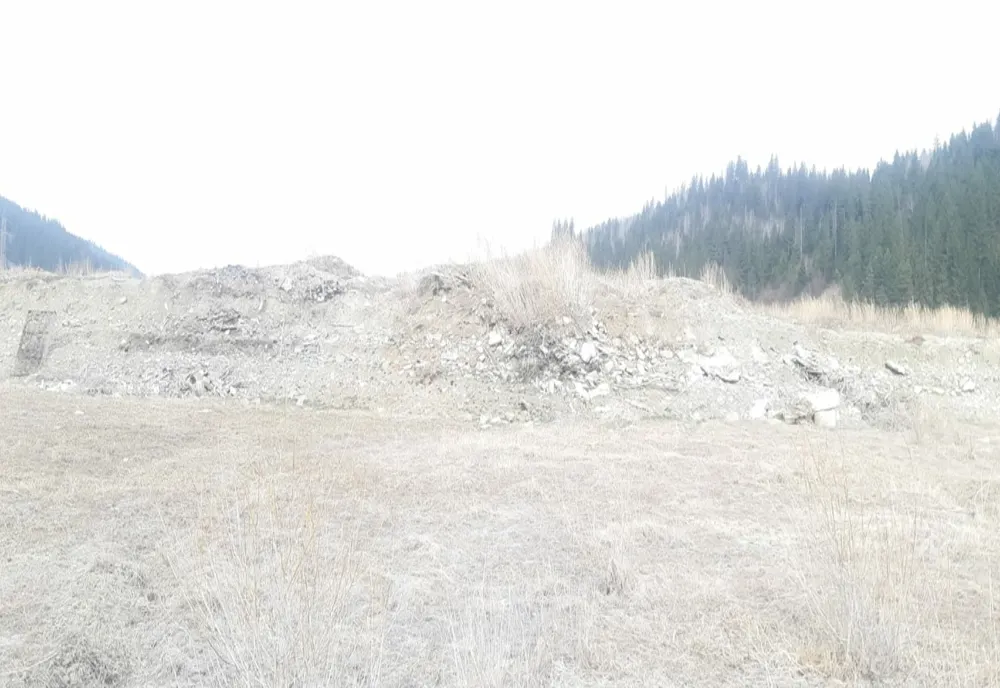 Atentat la mediul înconjurător, în albia Lacului Izvorul Muntelui