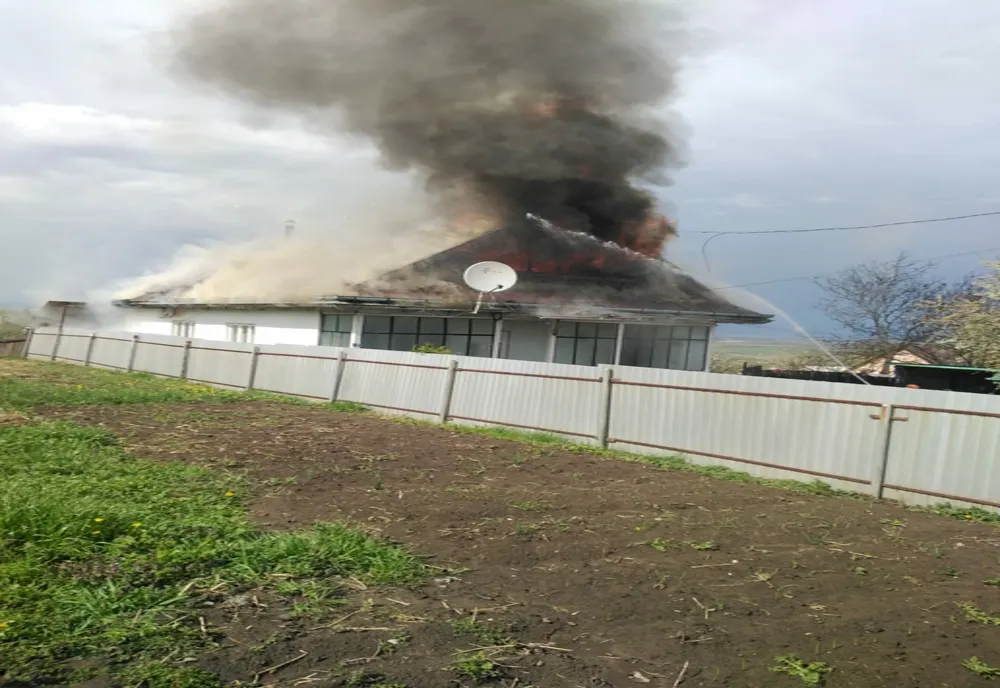 Casă lovită de trăsnet în județul Neamț- Proprietara a suferit atac de panică- FOTO