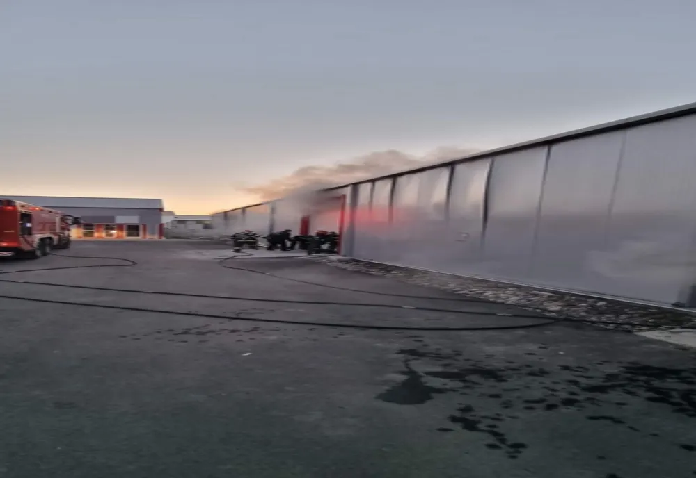 Incendiu la o hală din Dumbrava Roșie! Focul a pornit de la o țigară