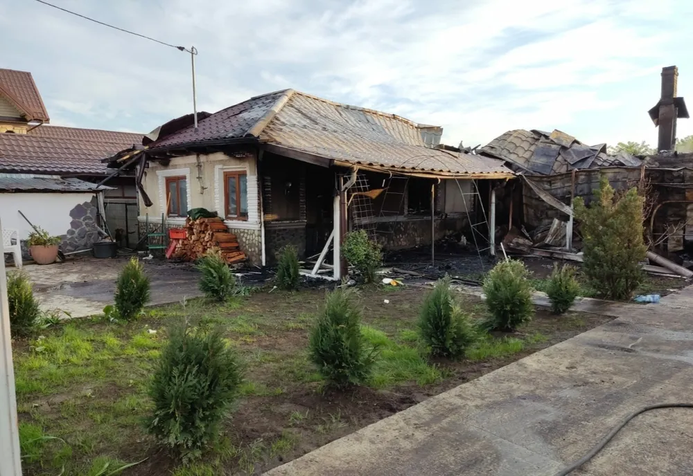 Locuință distrusă de flăcări din cauza unui scurtcircuit electric