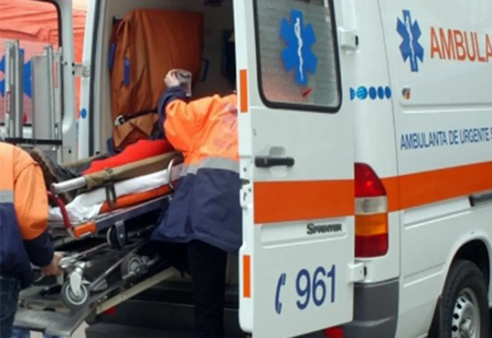 Un adolescent a ajuns la spital pentru că a traversat prin loc nepermis și fără să se asigure